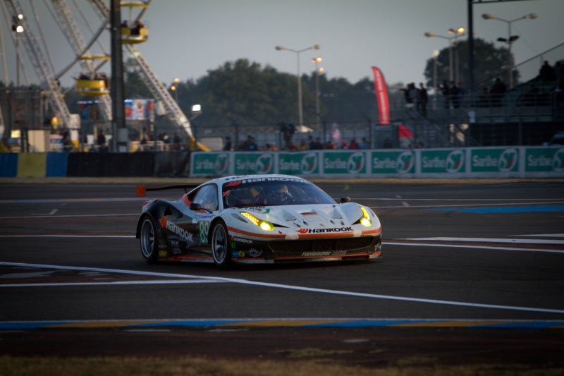 Illustration for article titled The intoxicating beauty of Le Mans cars at sunset